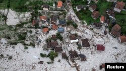 Bosna Hersek'te çok sayıda yerleşim yeri sel ve toprak kaymalarından etkilendi.