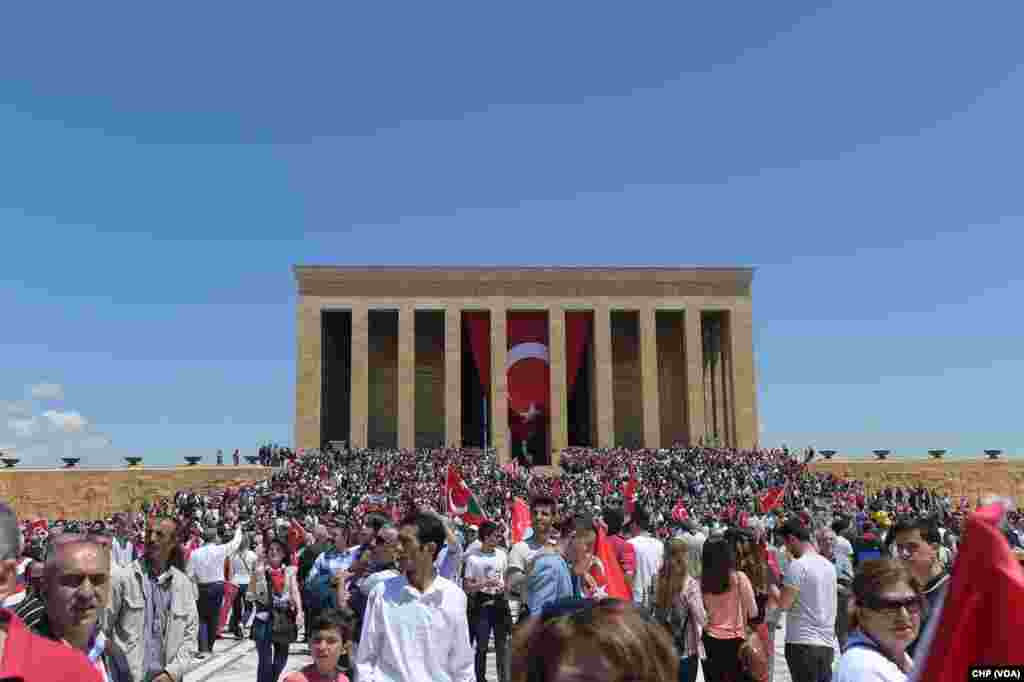 Kemal Kılıçdaroğlu gençlerle Anıtkabir&#39;e yürüdü.