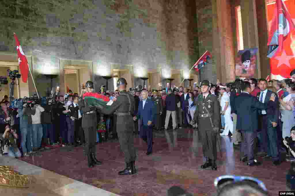 Kemal Kılıçdaroğlu gençlerle Anıtkabir&#39;e yürüdü.