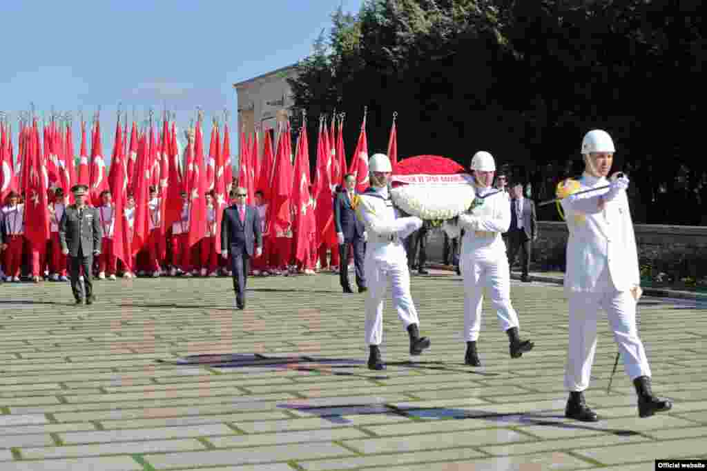 Sabah saatlerinde resmi tören kapsamında Anıtkabir’in ilk ziyaretçileri ise, Gençlik ve Spor Bakanı Akif Çağatay Kılıç ile 81 il ve KKTC temsilcisi gençler, sporcular, öğrenciler, halk oyunları ekipleri oldu. Atatürk’ün mozelesine çiçek bıraktıktan sonra 