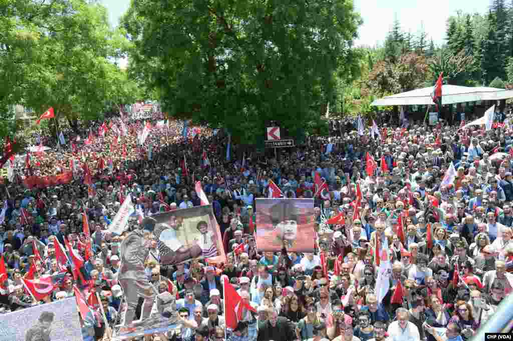 KEMAL KILICDAROGLU GENCLERLE ANAITKABIRE YURUDU