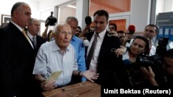 Kenan Evren 2010'da Anayasa referandumunda oy kullanırken