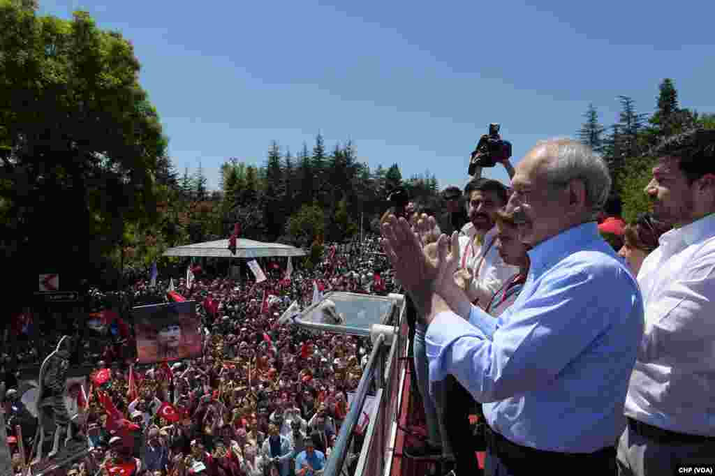 Kemal Kılıçdaroğlu gençlerle Anıtkabir&#39;e yürüdü.