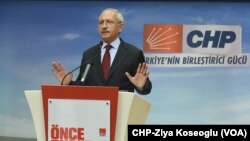 CHP lideri Kemal Kılıçdaroğlu dün gece seçim sonuçlarını gazetecilere değerlendirirken.